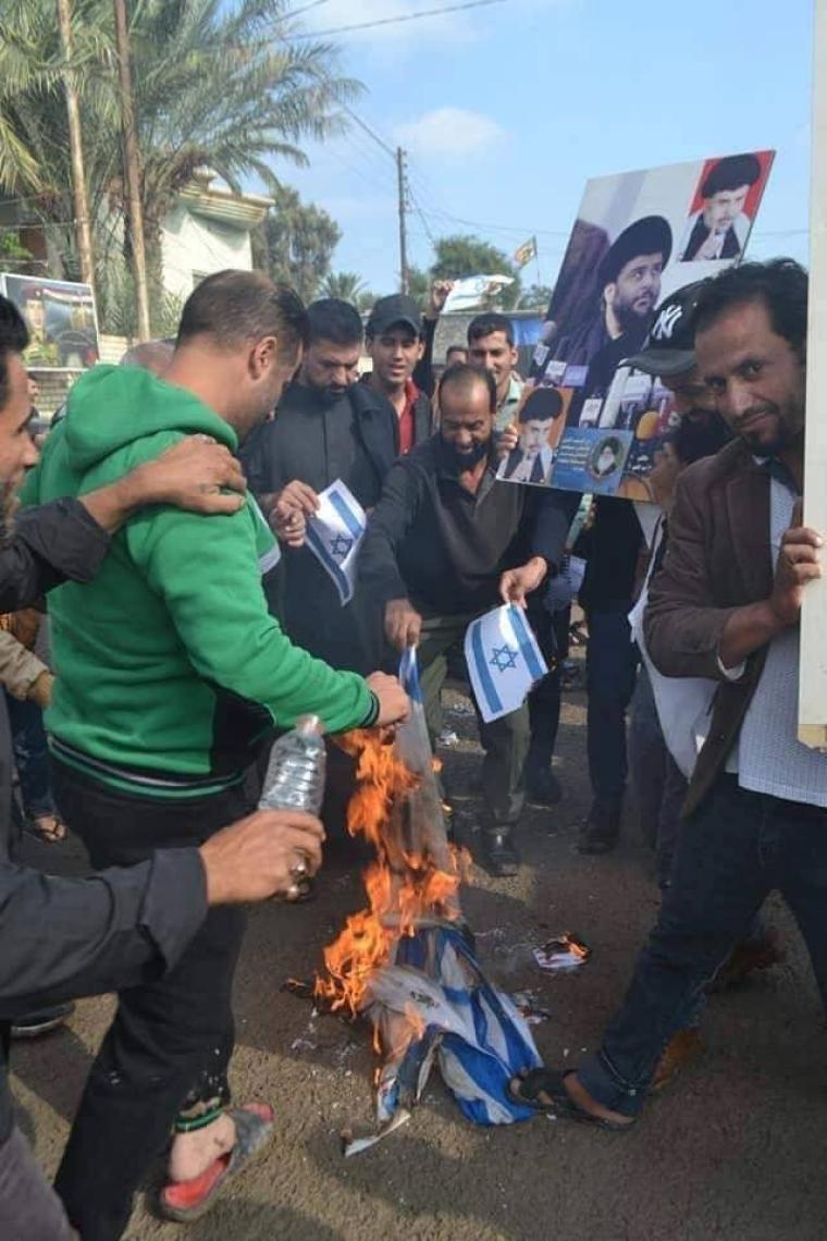 عراقيون يحرقون علم اسرائيل 