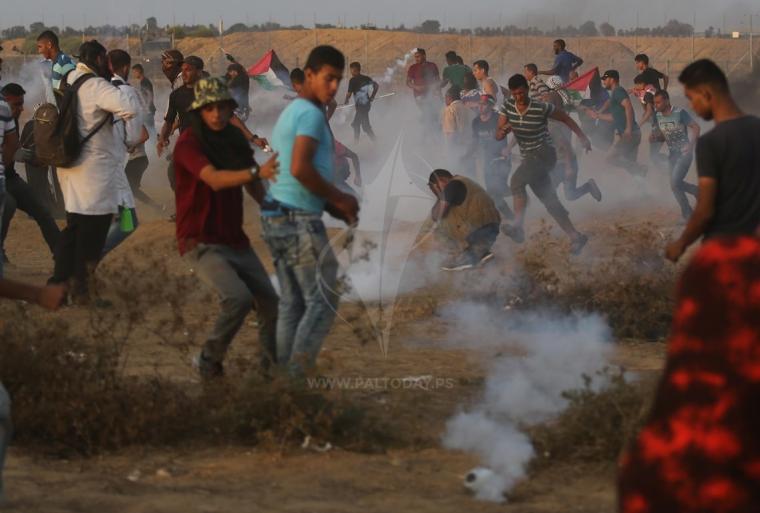 الفلسطينيون يواصلون التظاهر السلمي على حدود غزة