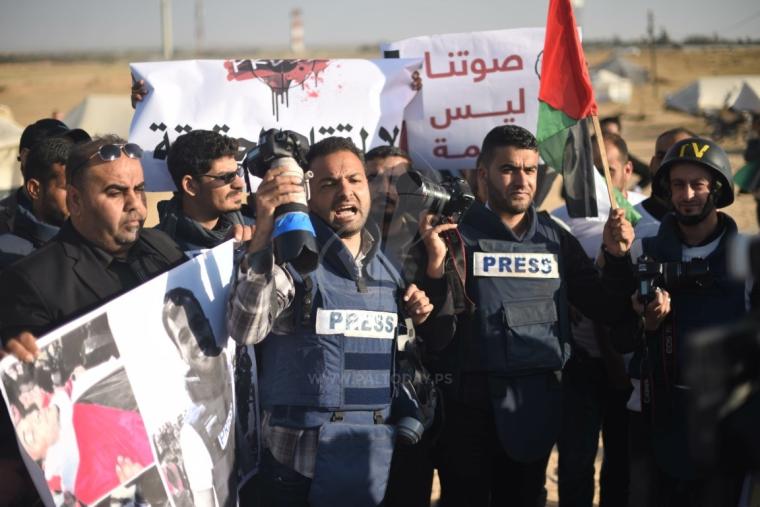وقفة الصحفيين غزة تنديدا باستشهاد الزميل ياسر مرتجى  بيد قناصة الإحتلال (20)