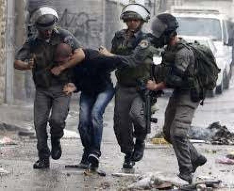 قوات الاحتلال تعتقل شاب في الضفة (ارشيف)