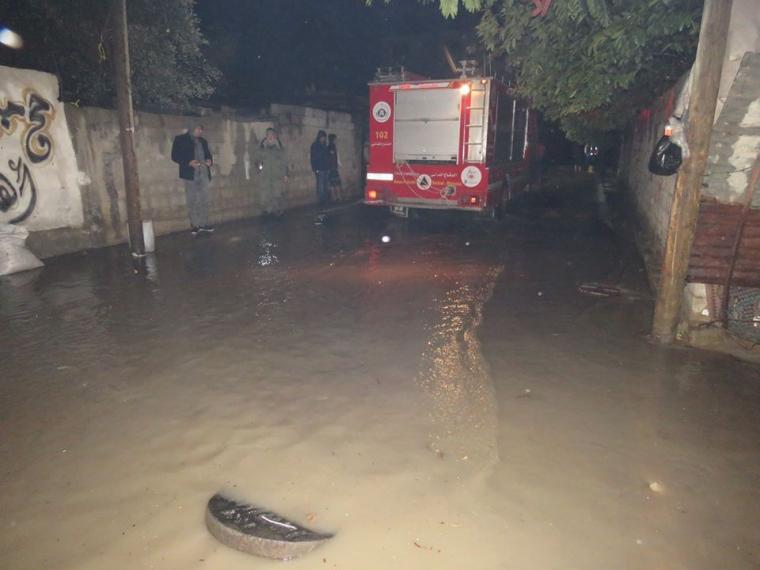 الدفاع المدني يحاول شفط المياه بعد غرق منازل بمياه الامطار في رفح