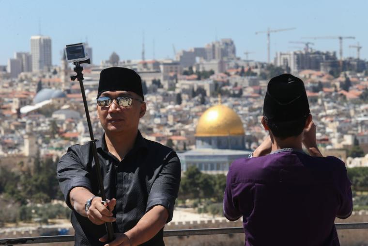 سياح أجانب يلتقطون السيلفي في فلسطين