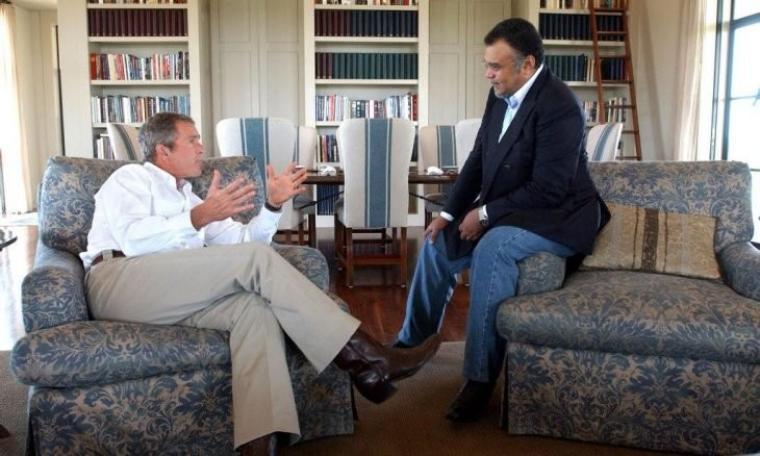 الرئيس الأمريكي الأسبق جورج دبليو بوش وبندر بن سلطان في مزرعة بوش في تكساس- أغسطس 2002