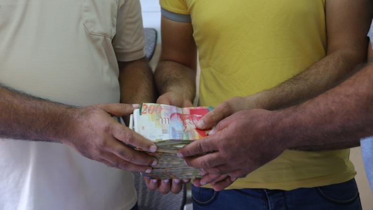 بلدية غزة تعثر على 100 ألف شيكل وتسلمها لصاحبها