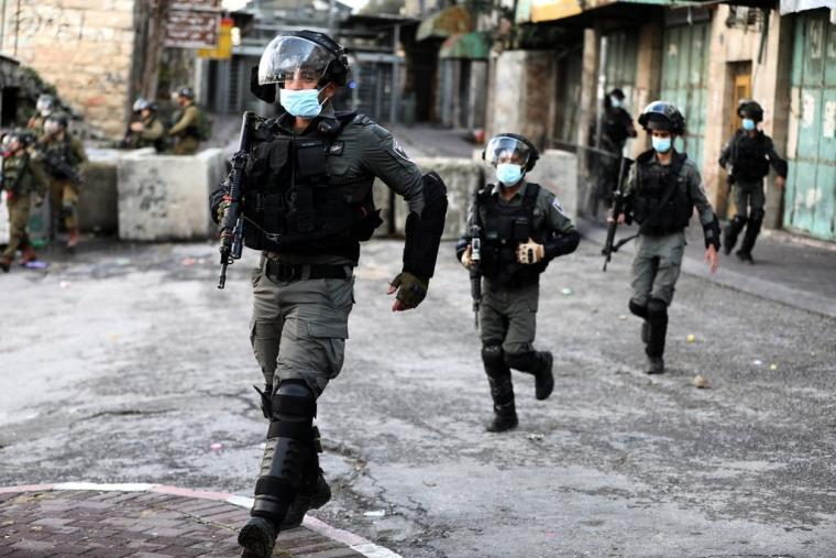 قوات الاحتلال تقتحم منازل لأسرى محررين في القدس