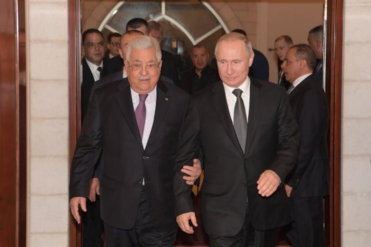 محمود عباس بلتقي بفلاديمير بوتين في بيت لحم