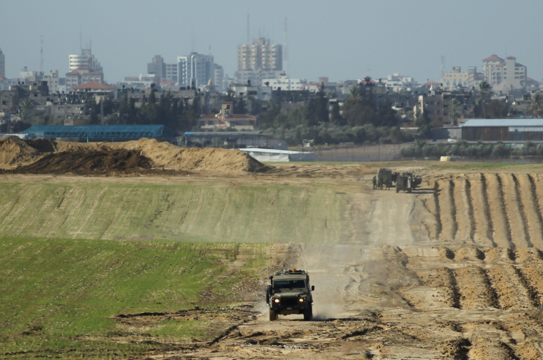 قوات الاحتلال تتمركز عند السلك الفاصل مع قطاع غزة