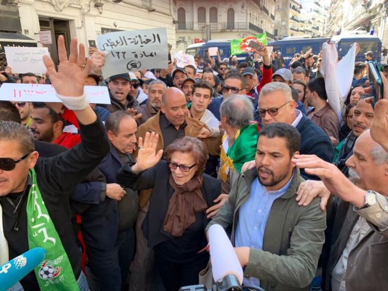 المناضلة الجزائرية جميلة بوحيرد تشارك ضد ترشح بوتفليقة لولاية خامسة