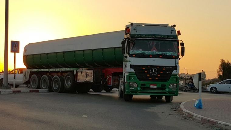 شاحنات مصري تحمل وقوداً لغزة