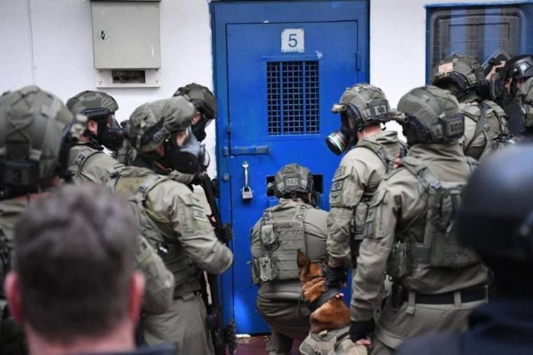 قوات القمع "الإسرائيلية" تقتحم قسم الأسرى في سجن "عسقلان" وتُنكل بهم