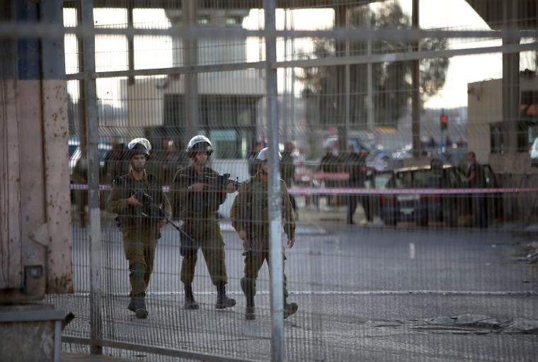جيش الاحتلال الاسرائيلي يعتقل سائقا فلسطينيا