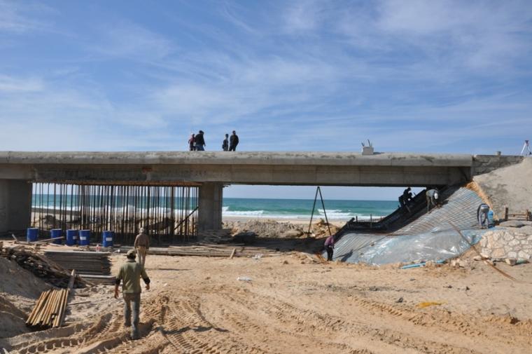 سقوط جزء من جسر وادي غزة
