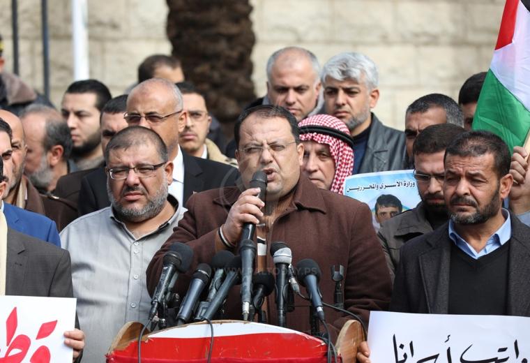 وقفة أمام مجلس الوزراء بغزة رفضاً لقطع رواتب الأسرى ‫(42992137)‬ ‫‬.JPG