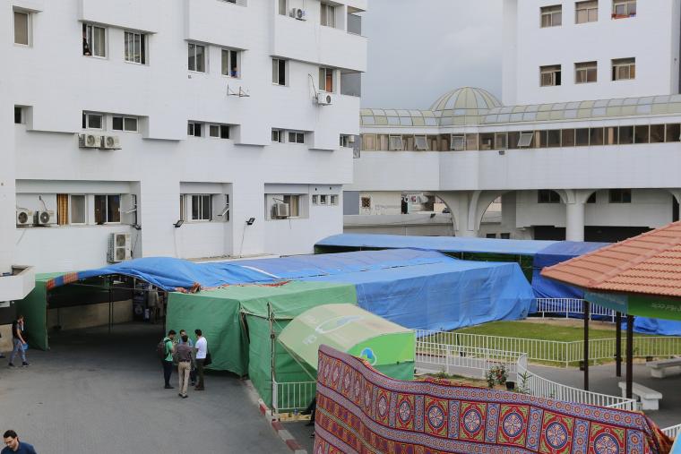 خيمة طبية داخل مستشفى الشفاء بغزة