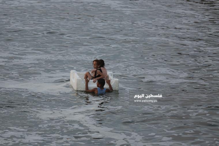 بحر غزة من حرارة الجو وانقطاع التيار الكهربائي (1).JPG