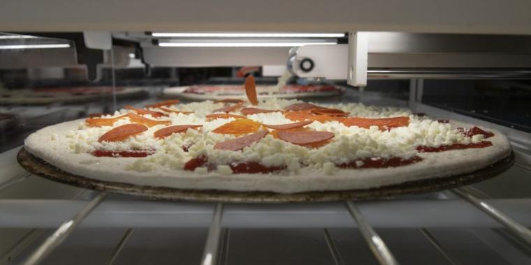شاهد: روبوت يصنع البيتزا في لاس فيغاس