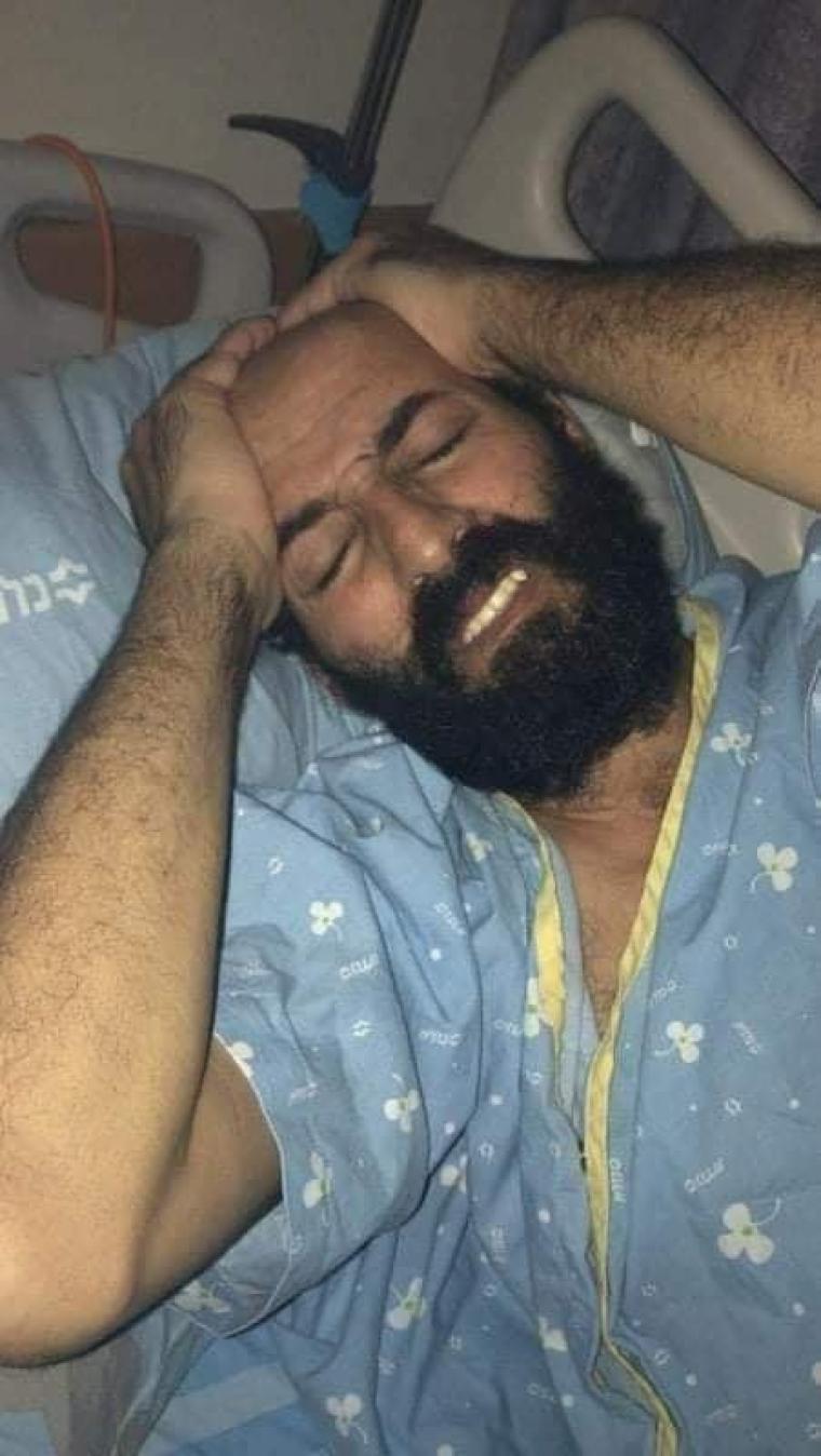 الاسير ماهر الاخرس المضرب عن الطعام احتجاجًا على اعتقاله الاداري في سجون الاحتلال