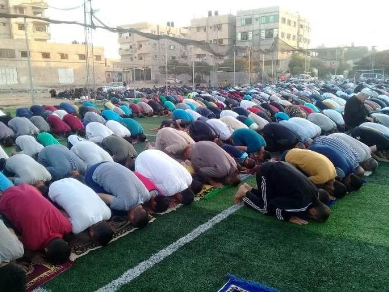 آلاف المواطنين يؤدون صلاة العيد بدعوة من الجهاد . ‫(41353729)‬ ‫‬