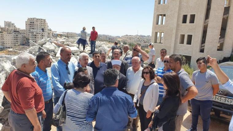 قيادات فلسطينية تتفقد منطقة وادي الحمص