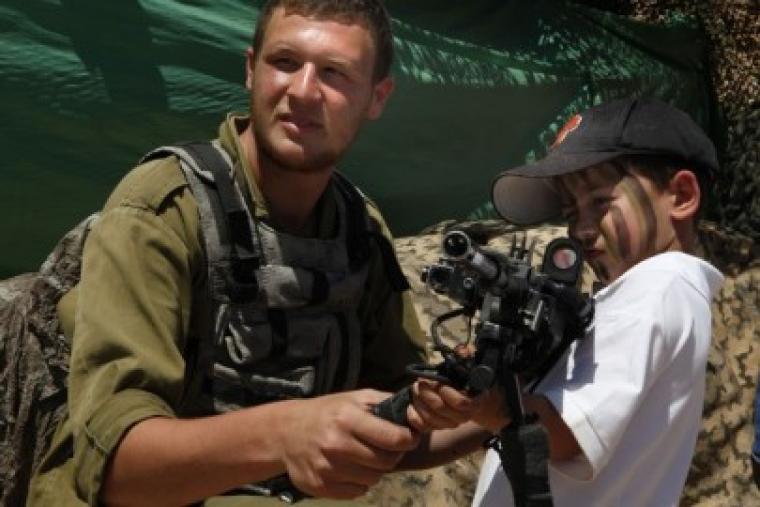 اطفال اسرائيليون يتدربون على السلاح