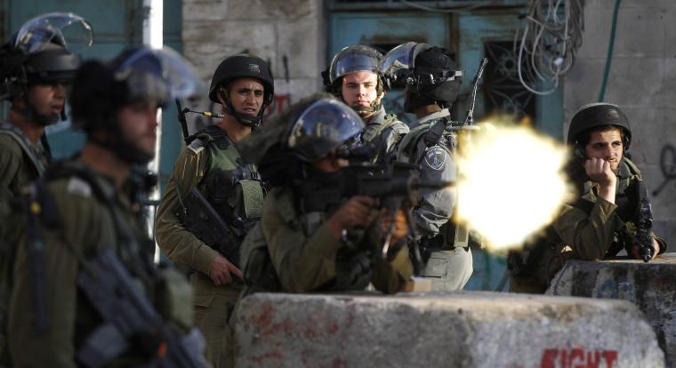 جندي إسرائيلي يطلق النار على الشباب الفلسطينيين