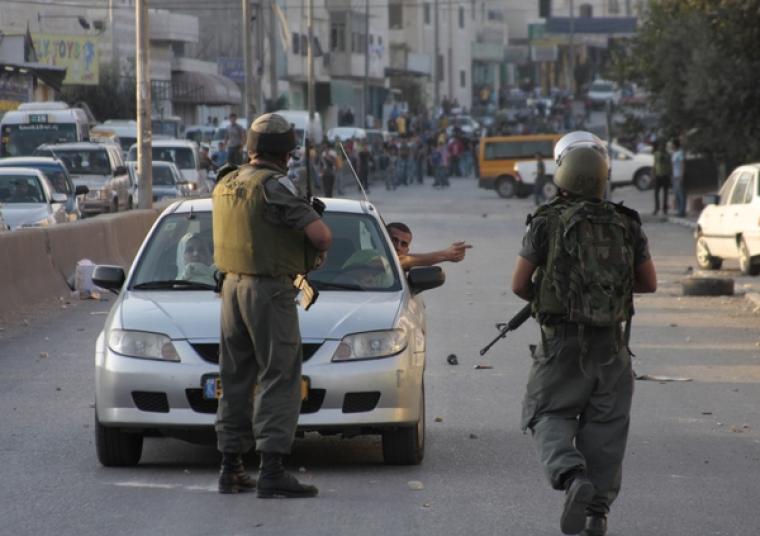 جنود الاحتلال تعتقل مواطناً بالخليل