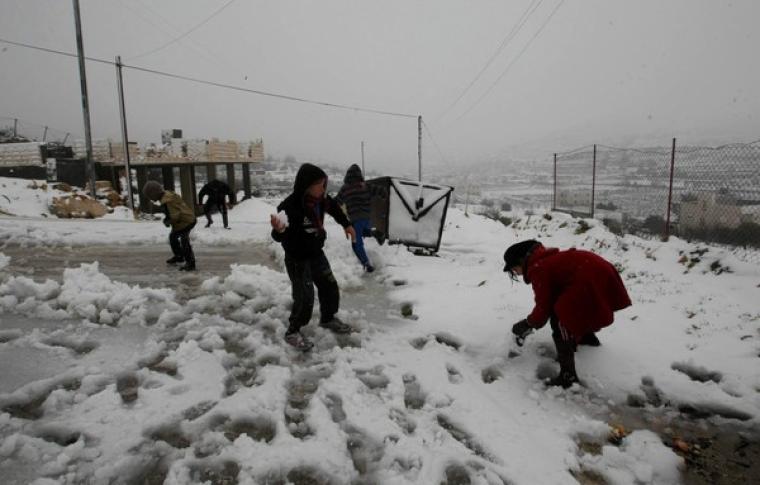 الثلوج تتساقط على فلسطين