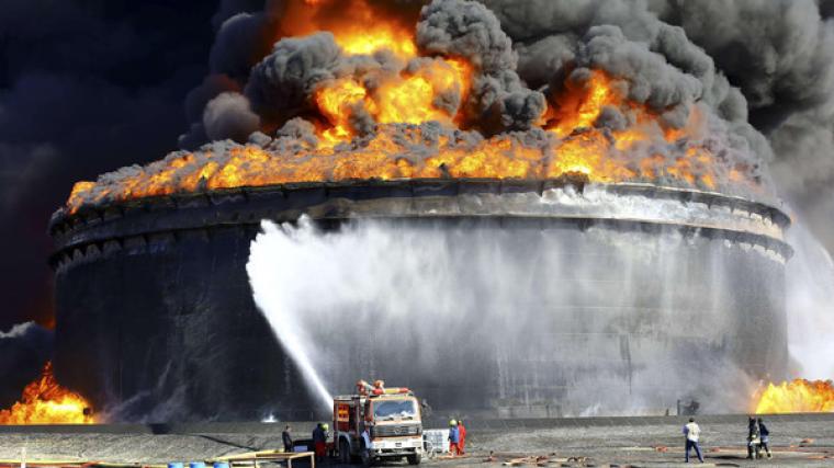 الحريق الذي نشب في خزانات النفط الليبية