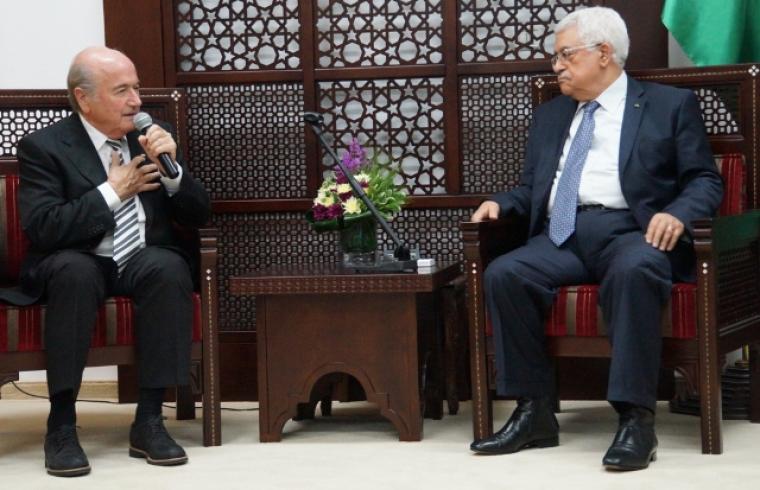 جوزيف بلاتر رئيس الفيفا ومحمود عباس رئيس دولة فلسطين