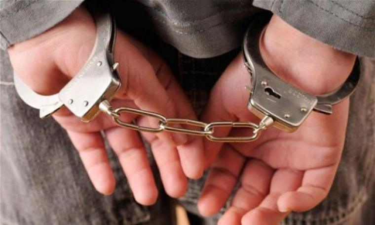 الشرطة تقبض على شخص صادر بحقه 35 مذكرة قضائية
