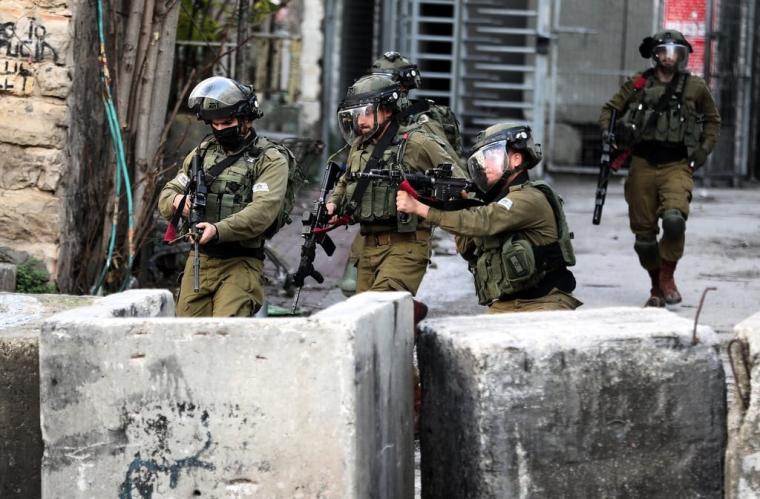 قوات الاحتلال تعتقل 8 شبان فلسطينيين في القدس المحلتة