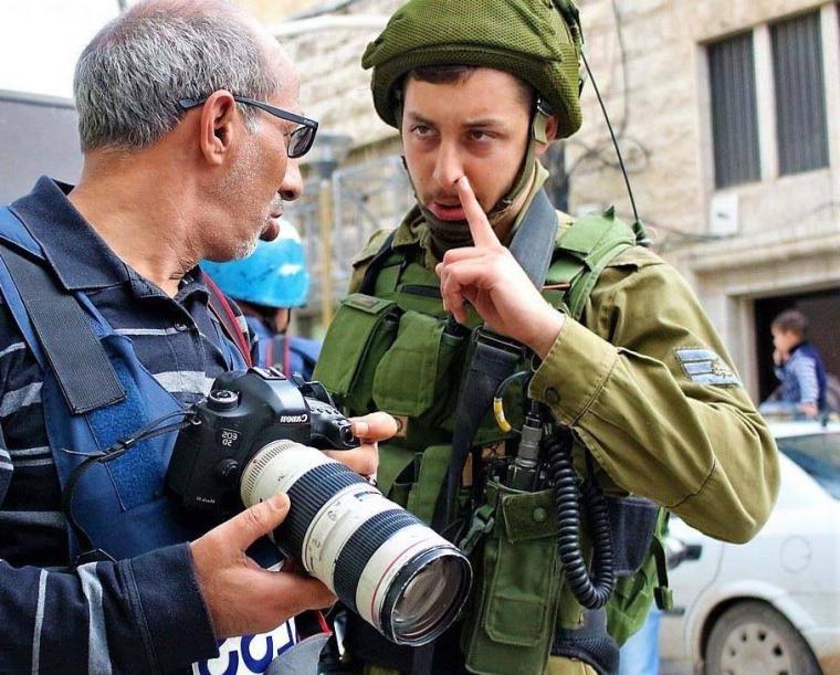  صحفي فلسطيني في مواجهة جنود الاحتلال