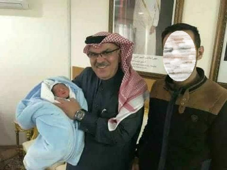 السفير محمد العمادي مع والد الطفل 