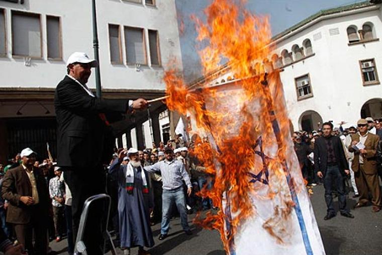 متظاهرون يحرقون العلم الصهيوني