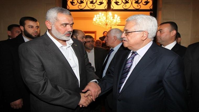 الرئيس محمود عباس مع اسماعيل هنية رئيس المكتب السياسي لحركة حماس