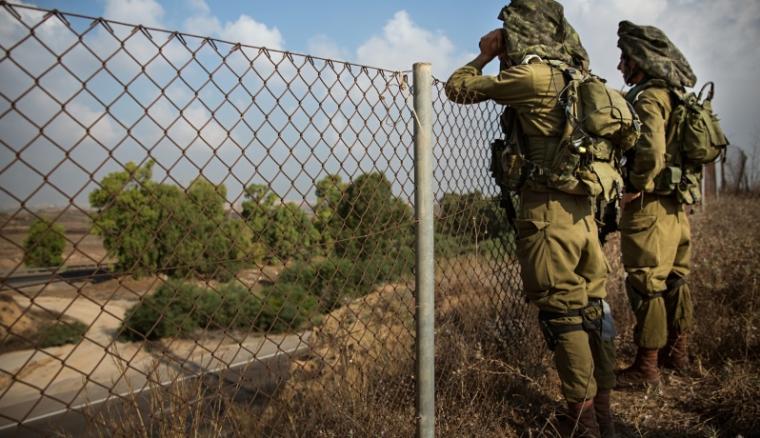 جنديان إسرائيليان يرقبان الحدود مع غزة