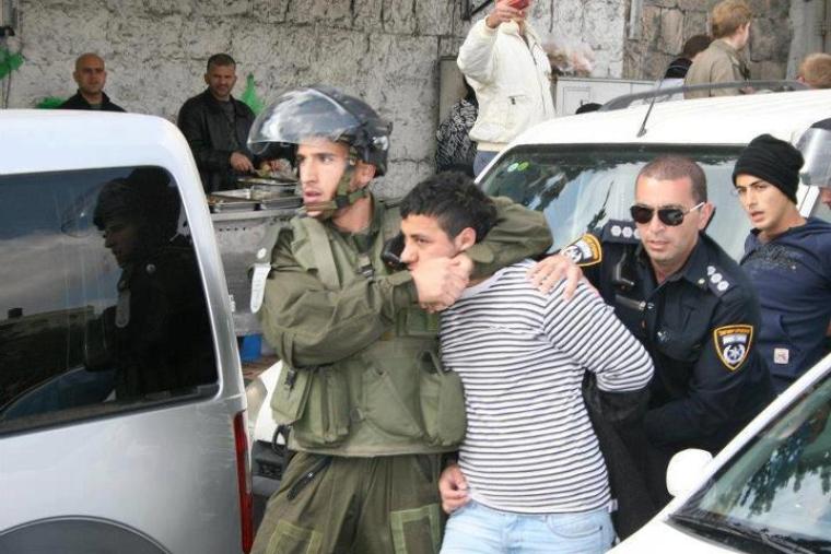 جنود الاحتلال يعتقلون احد المواطنين