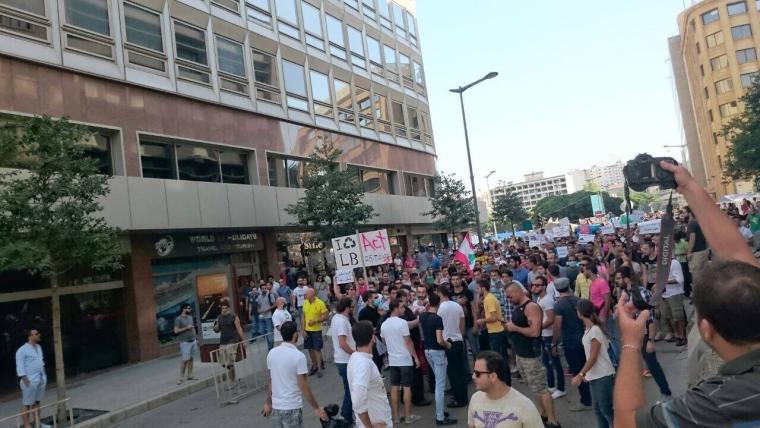 مظاهرة ضخمة امام مبنى حكومي في لبنان
