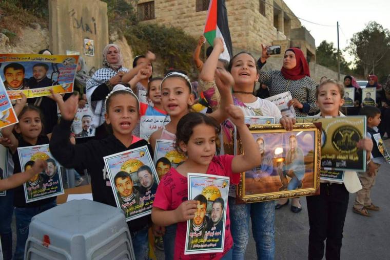 أطفال في وقفة تضامنية مع الأسرى