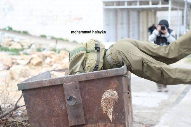 صورة الجندي الاسرائيلي في حاوية النفايات