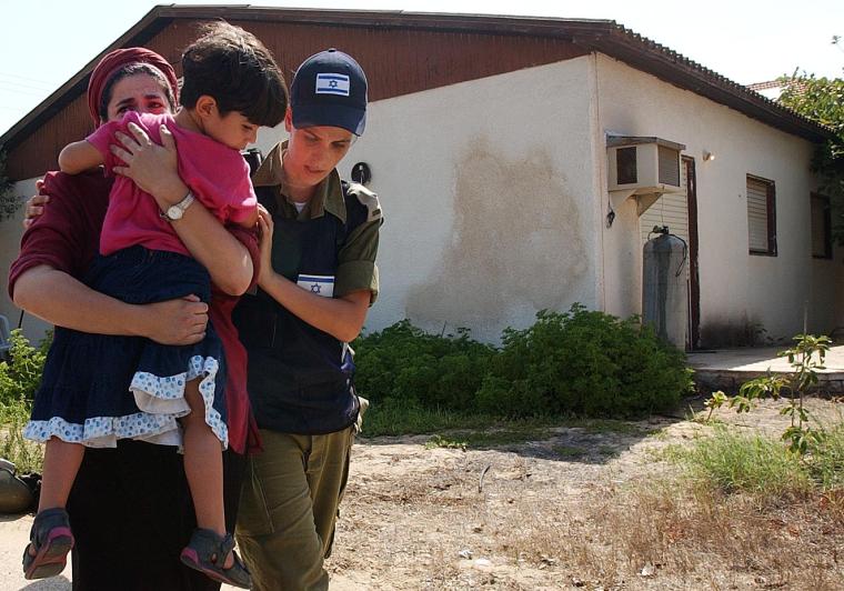 مجندة إسرائيلية تنقل مستوطنة إلى مكان أمن أثناء حرب 2014