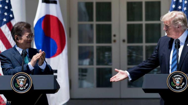 ترامب أثناء لقائه بالرئيس الكوري الجنوبي مون جاي إن