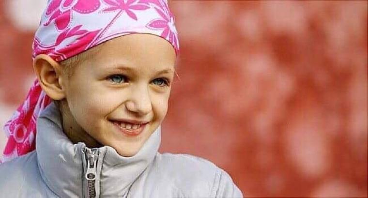 فتاة مصابة بالسرطان