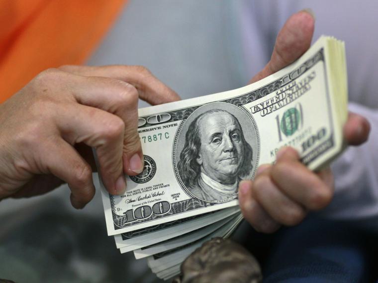 الدولار الأمريكي يواصل الارتفاع مقابل العملات الأجنبية كافة