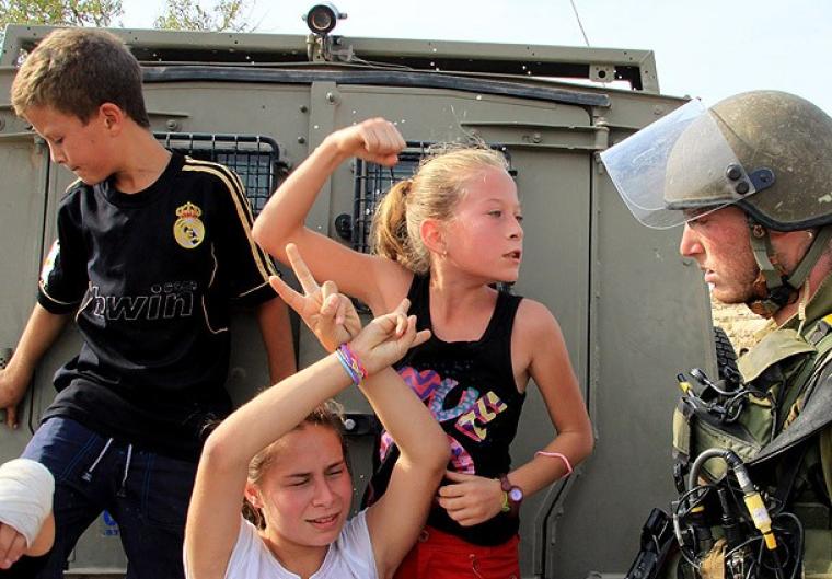 الطفلة عهد التميمي تواجه جندي اسرائيلي اعتدى عليها