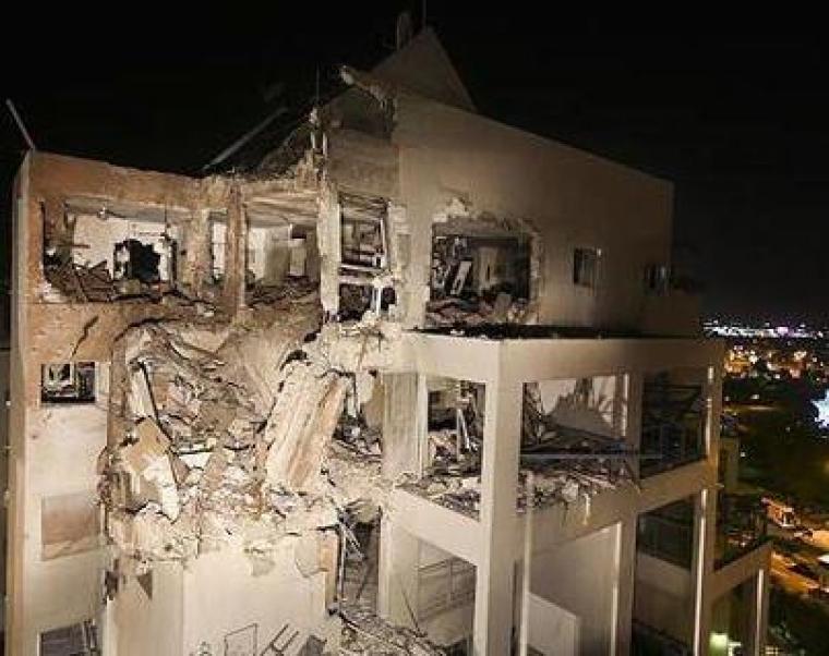 المنزل الذي المدمر في تل ابيب اثر صاروخ فلسطيني