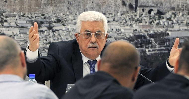 عباس خلال أحد الاجتماعات