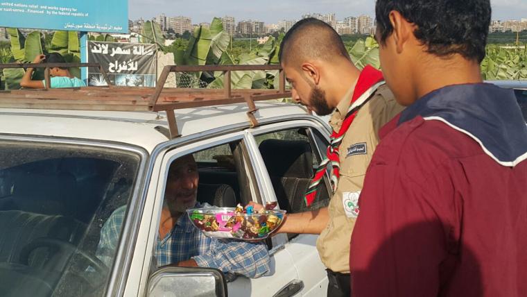 لاجئون فلسطينيون في لبنان يوزعون الحلوى على المارة بعد عملية القدس البطولية