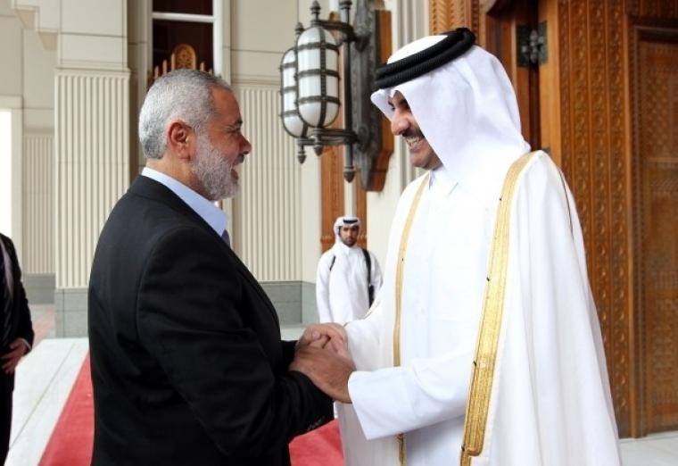 أمير قطر تميم بن حمد ورئيس المكتب السياسي لحماس إسماعيل هنية