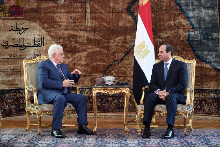 الرئيس محمود عباس يلتقي الرئيس عبد الفتاح السيسي في القاهرة